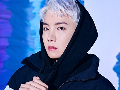 BTS・J-HOPEが「黒ずきんちゃん」に!? “冬の最新ビジュアル”にときめきが止まらない【PHOTO】