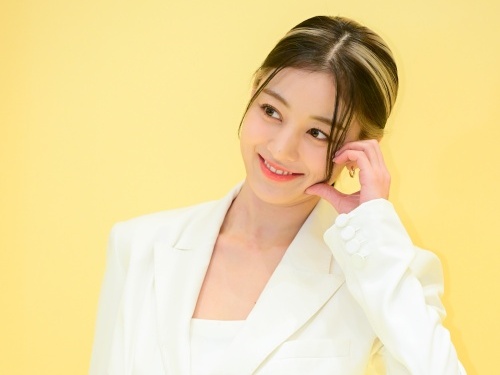「K-POPアイドル1グラマー…」TWICEジヒョ、ルームウェア姿で見せた笑顔に“ドキッ”【PHOTO】