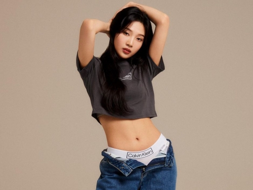 Red Velvetジョイ、ジーンズで「嘘みたいな美くびれ」披露！“神スタイル”に驚きの声続々【PHOTO】