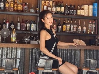 韓国の美魔女歯科医インフルエンサー、“タイトワンピ”で若々しい体つき【PHOTO】