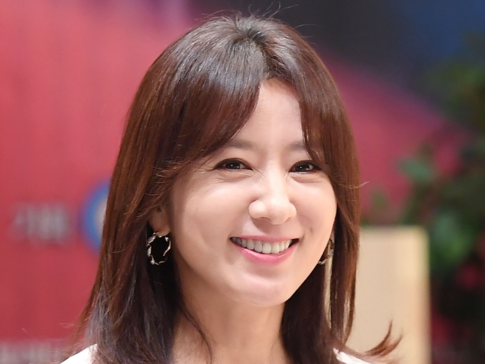 【写真】R-18韓ドラで主演を務めた女優のキム・ヒエ、誕生日を迎えて“奇跡の50代”ビジュアルが話題