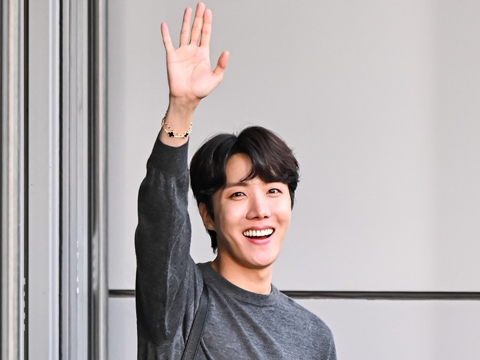 BTS・J-HOPE、JINとのツーショットを公開した理由とは？相変わらずの仲の良さが話題に【PHOTO】