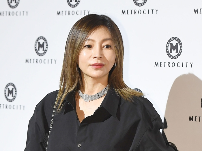 「コンピューター美人」と呼ばれた女優ファン・シネ、60歳とは思えぬ清純美貌に驚嘆【PHOTO】