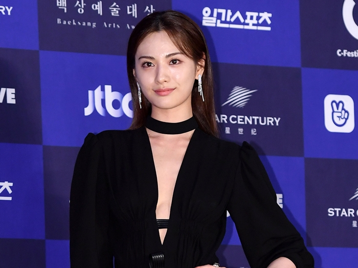 「世界で最も美しい顔」1位のナナ、痩せすぎにも見える抜群スタイルに「脂肪もらって」の声【PHOTO】