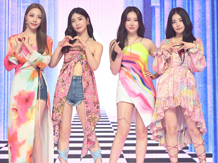 K-POP界の“お姉さんグループ”Brave Girls、「色気たっぷり」な米単独ツアー中の様子を公開！【PHOTO】