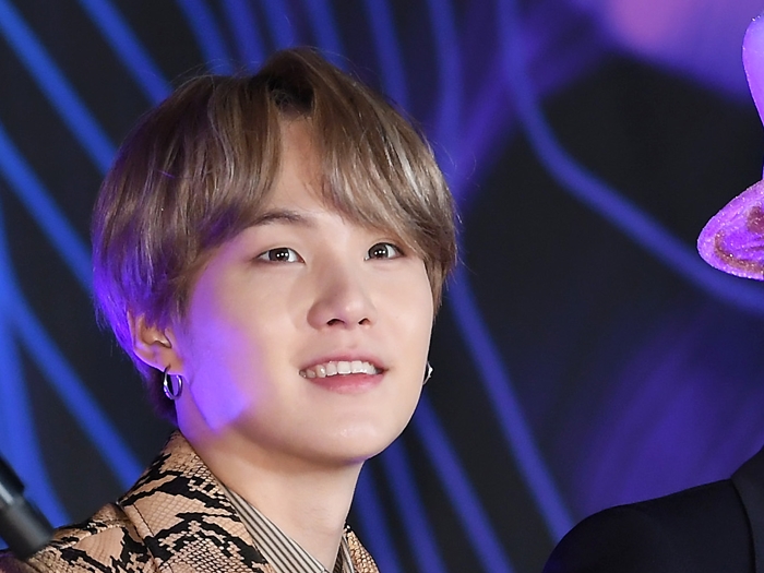 これがBTS・SUGAの空港ファッション！ダンディさとカジュアルさを備えた完璧コーデ【PHOTO】