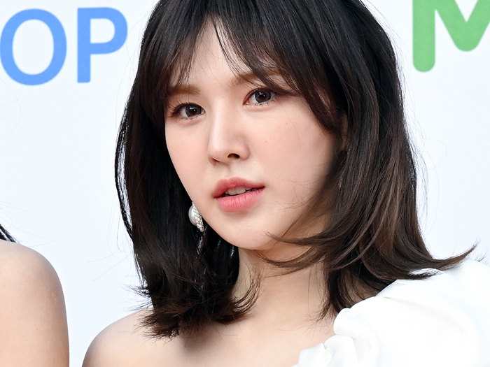 「2週間遅れのプレゼント」Red Velvetウェンディ、美肩まぶしい“サンタガール”に変身で話題【PHOTO】