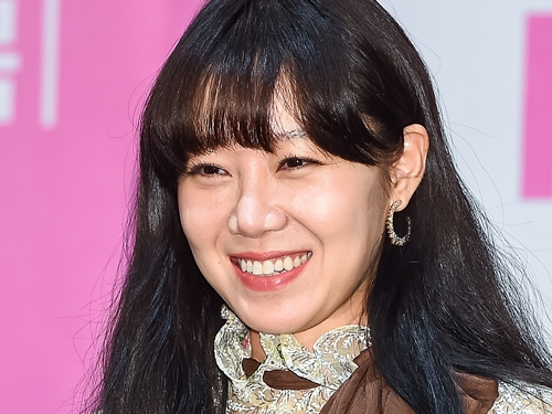 【画像】10歳年下と電撃結婚！女優コン・ヒョジン、花嫁メイクを受け新婚ほやほやの幸せ笑顔…