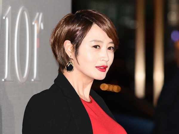 韓国屈指の“色気”女優キム・ヘス、“深めVネック”で圧倒的美魔女っぷりを誇示【PHOTO】