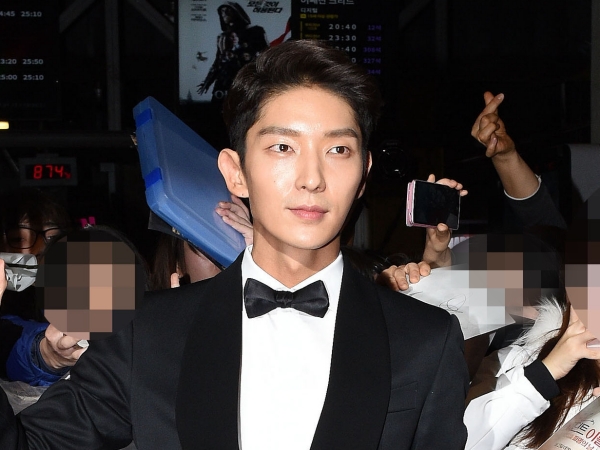 「肌が綺麗すぎる…」俳優イ・ジュンギ、“ほろ酔いSHOT”でファンを悩殺！可愛い表情にも注目【PHOTO】