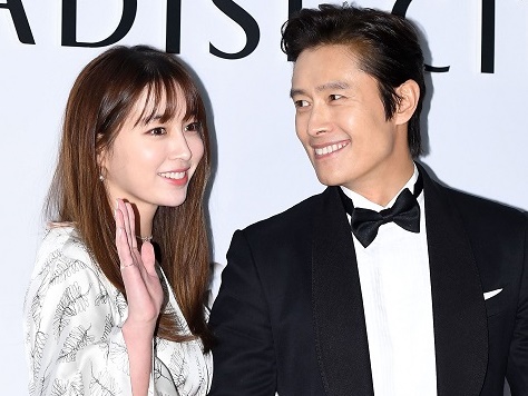 妻だから可能な“トップ俳優いじり”！イ・ビョンホン♡イ・ミンジョン夫婦の賢いSNS活動に注目