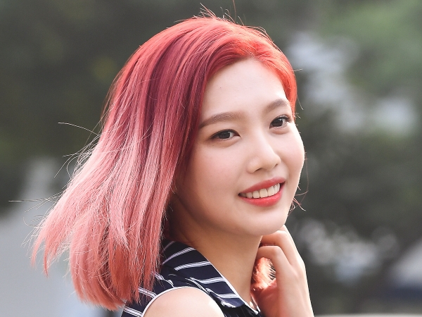 Red Velvetジョイ、黒髪ロングでガーリーコーデ。シャツの隙間から“おへそ”チラリ「かんわえええ！」【PHOTO】