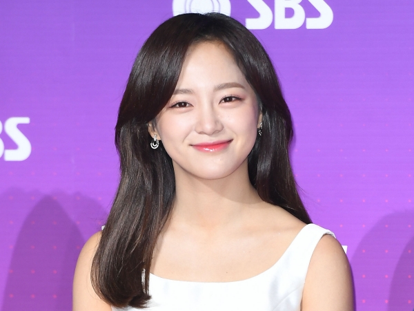 “濃厚キス”シーンが反響呼んだ『社内お見合い』キム・セジョン、パリ旅行SHOTを公開【PHOTO】