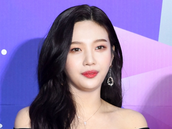 年上歌手と“公開熱愛中”のRed Velvetジョイ、ワンショルダートップスから美肩とウエストがあらわに…【PHOTO】