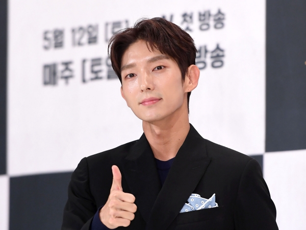 俳優イ・ジュンギがビーチで開放的に？リゾートで見せた“ヘルシーボディ”に釘付け「ちょっと心臓が…」【PHOTO】