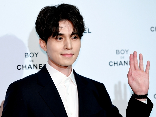 『トッケビ』の美しき死神イ・ドンウク、美しい顔が崩れる瞬間？ “爆笑ショット”に反響「結婚して」【PHOTO】