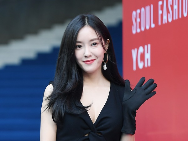 元Jリーガーと交際していた韓国アイドル、寝そべりSHOTで見せた“驚異のクビレ”に止まらない反響【PHOTO】