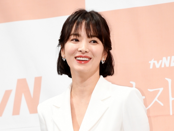 ショートに“大胆変身”した女優ソン・ヘギョ、黒キャミドレスで魅せる優美な魅力【PHOTO】