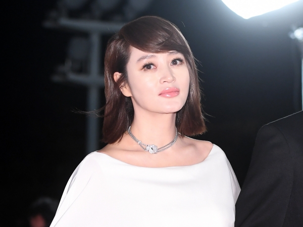 韓国屈指の“グラマラス女優”キム・ヘス、ボタン2個開けシャツSHOTで魅了 「お美しい…」【PHOTO】