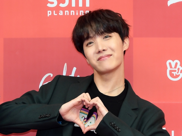 「さすが世界のBTS」J-HOPE、フランスでの“優雅な近況”を公開！パリコレでも抜群のオーラ【PHOTO】