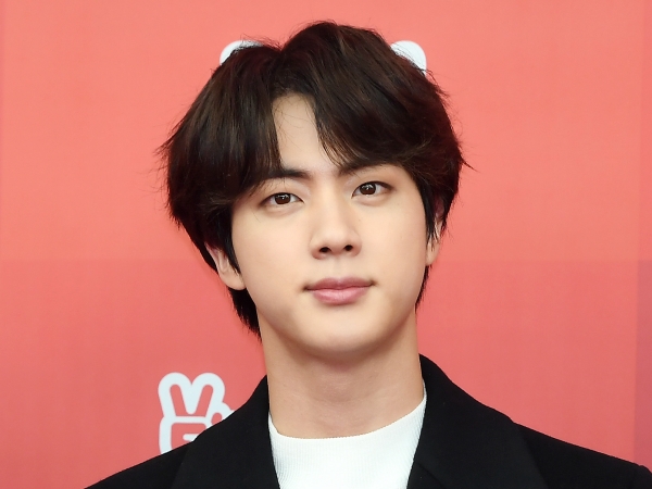 【写真】BTS・JIN、“ぷるるん唇”でファンを悩殺！新人アイドルのようなビジュに注目「可愛すぎん？」