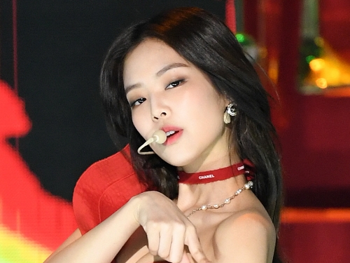 圧巻のボリューム！BLACKPINK・ジェニー、チューブトップから溢れる大人の色香【PHOTO】