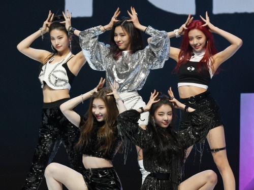 ITZY、デビュー曲『DALLA DALLA』で通算2度目の再生数3億回突破！第4世代女性グループ初の快挙