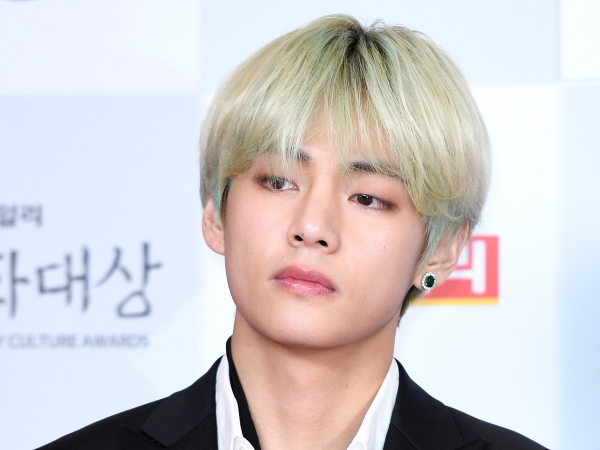 BTS・Vがアメリカから一人帰国した理由はカン・ドンウォン…!? “にっこり2ショット”が話題に 【PHOTO】