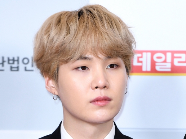 BTS（防弾少年団）SUGA、ソファでの“リラックス自撮り”が話題に「隣に座ってもいい？」【PHOTO】