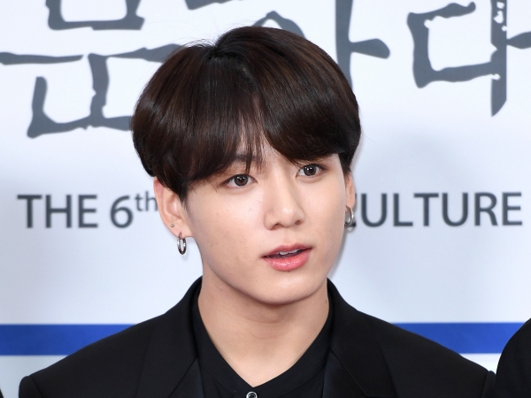 BTS・JUNG KOOK、“黒の貴公子”に変身…色香あふれる眼差しにノックアウト「完全に落ちた」【PHOTO】