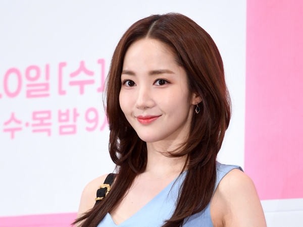 『気象庁の人々』パク・ミニョン、白肌際立つ“キャミドレス姿”で魅了「我慢できないでしょ」【PHOTO】