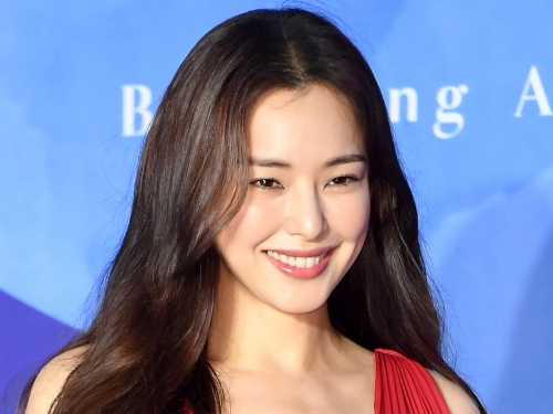 “臨月ショット”が話題に！女優イ・ハニ、出産後初のドラマは『星から来たあなた』監督の作品に決定