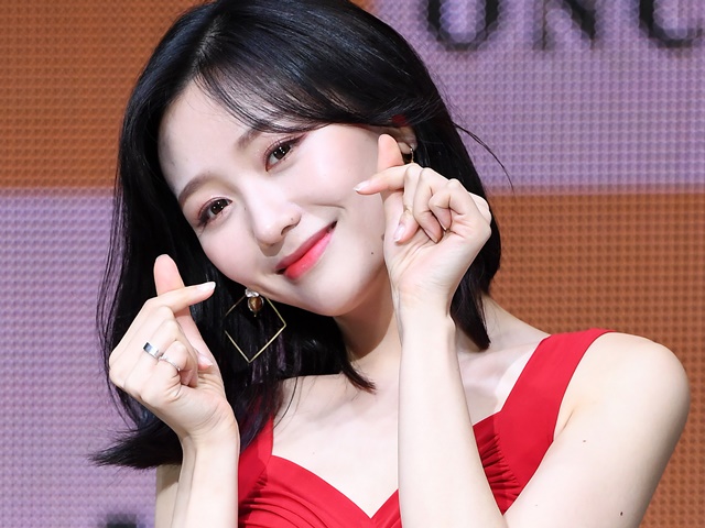 【写真】大胆シャツで背中ぱっくり…“魔の7年ジンクス”で解散したLOVELYZ元メンバーの近況