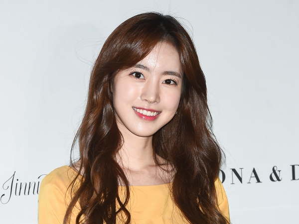 『オクニョ』女優チン・セヨン、“オフショルトップス”からのぞく白い肌にうっとり…「天使」【PHOTO】