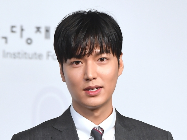 イ・ミンホ、“髪がボサボサ”自然体な姿にキュン。真っ直ぐな眼差しに「抱きしめたい」【PHOTO】