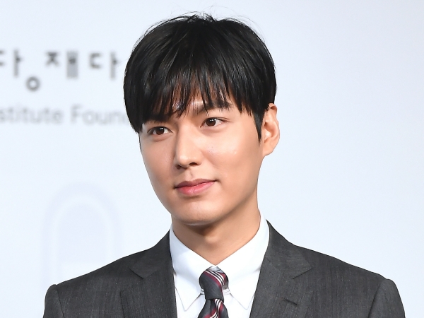 “海外で最も愛される男”イ・ミンホ、下から撮ってもハンサムすぎる…！自撮りSHOTが話題に【PHOTO】