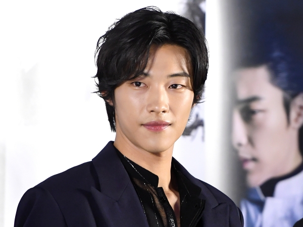 俳優ウ・ドファン、3年ぶりの時代劇『朝鮮弁護士』で見せた“イケメン弁護士”の一面【PHOTO】
