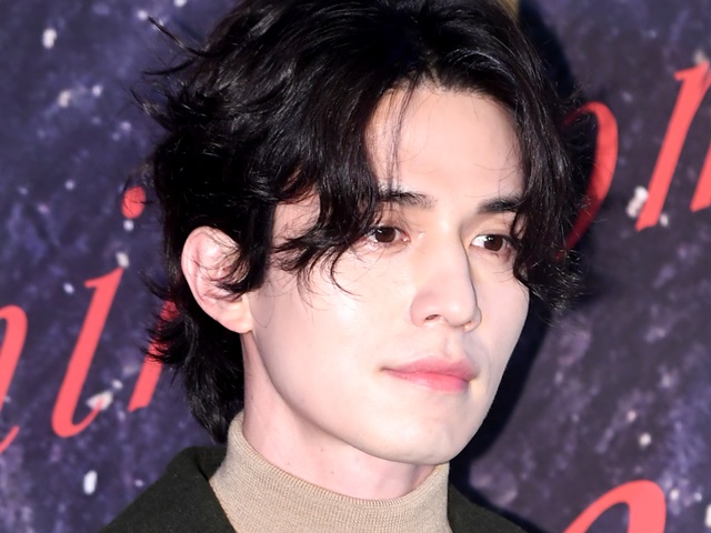 「世界一のハンサム」『トッケビ』俳優イ・ドンウクの美麗ルックスにファン悩殺「非現実的…」【PHOTO】