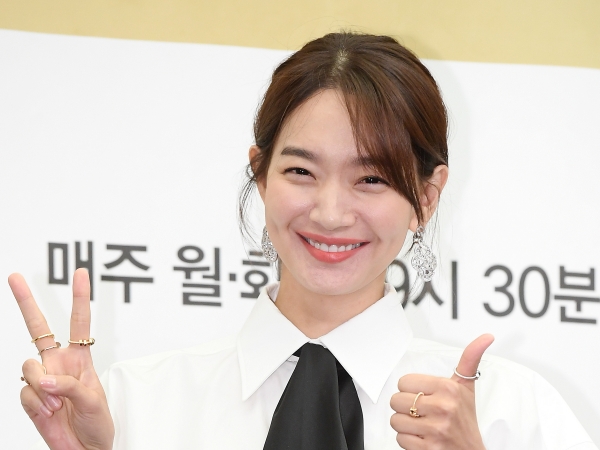 恋人と初共演で話題の女優シン・ミナ、“イタリア旅行”を満喫中？ ジェラートをペロリ【PHOTO】