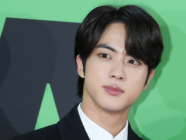 「ARMYが最高だ」BTS・JIN、小さなお顔に完璧な目鼻立ち…CGのような抜群ビジュアルで魅了【PHOTO】