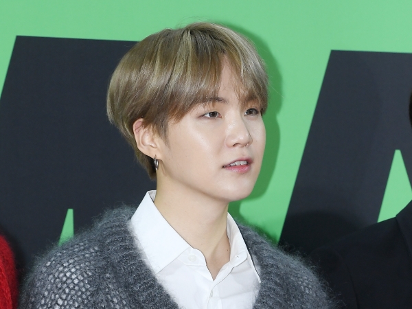 BTS・JINが心配するのも納得？SUGA、鮮やかブルーシャツ×白すぎ美肌で“甘々”笑顔公開！【PHOTO】