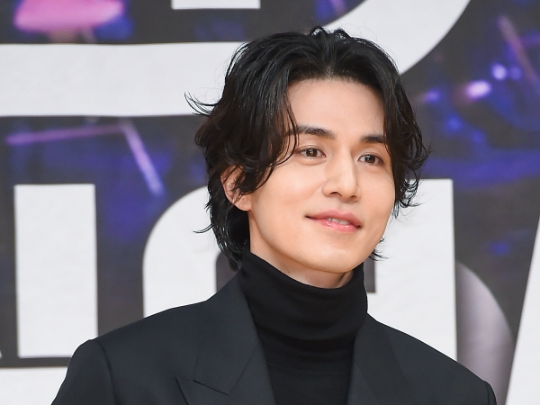 『トッケビ』の“美しき死神”イ・ドンウク、ワイルドな色気で魅せる…魅惑的なカリスマ性に注目【PHOTO】