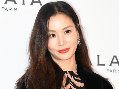 韓流四天王の美人奥様コ・ソヨン、50代とは思えないホットパンツ姿で脚線美を披露!!