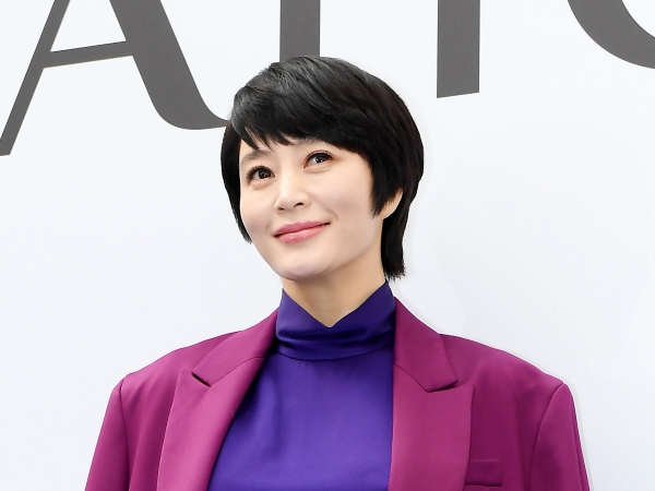 韓国屈指の“グラマラス女優”キム・ヘス、タイトミニで超絶美脚を惜しげもなく披露「奇跡の52歳」【PHOTO】