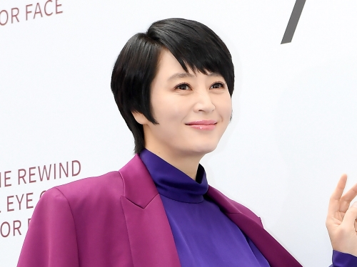 ヒロミも「ハマッた」美人女優キム・ヘス、ヒョウ柄ドレスで”うっとり”フェイス【PHOTO】