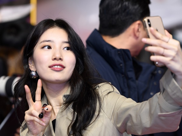 女優ペ・スジの彼女風ショットに全世界が惚れた…ナチュラル美貌に「初恋の実体化」と反響続々【PHOTO】