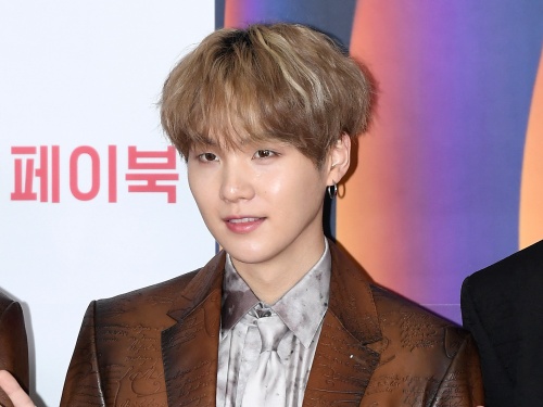 BTS・SUGA、突然の“近すぎ自撮り”にファン歓喜「可愛すぎてオタク悶絶」【PHOTO】