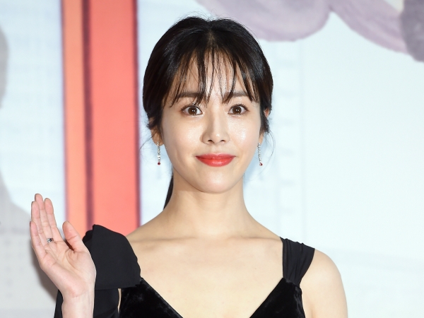 『イ・サン』ハン・ジミン、満開の桜に大喜び！愛らしいお出かけSHOTに反響「花よりジミン」【PHOTO】