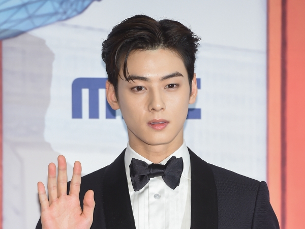 【写真】“顔天才”ASTRO・チャウヌ、海で開放的に？突如アップした水着姿に反響「刺激強い！」