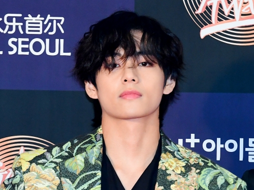 ジェニーとの“熱愛”説浮上したBTS・V、薬指に指輪キラリ…【PHOTO】